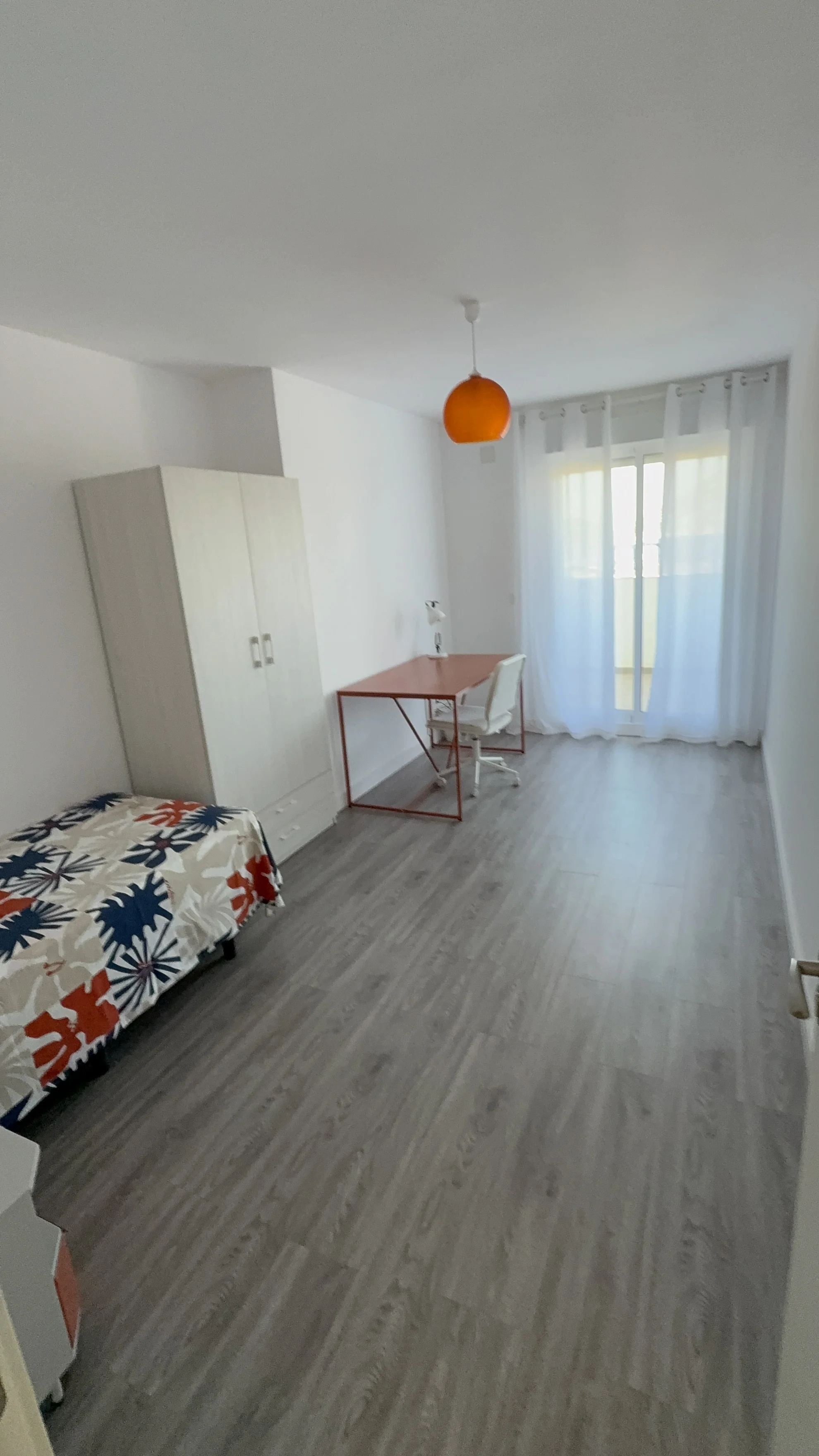 Vista general habitación individual con balcón y baño exterior
